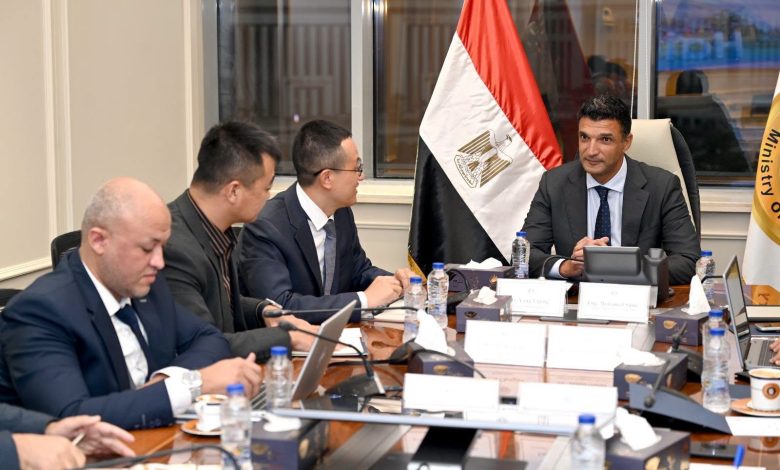 وزير الصناعة يبحث مع ممثلي شركة هاير مصر للأجهزة الكهربائية مشروعات الشركة الحالية وخططها التوسعية في السوق المصري