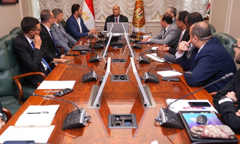 وزير العمل يستقبل مجموعة من شباب الجامعات المتطوعين لاستعراض رؤيتهم لتسويق خدمات الوزارة