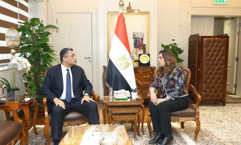 وزيرة التنمية المحلية والبيئة تبحث مع محافظ البحر الأحمر آليات الحفاظ على التنمية الحضارية والسياحية للمحافظة وتحسين الخدمات بها