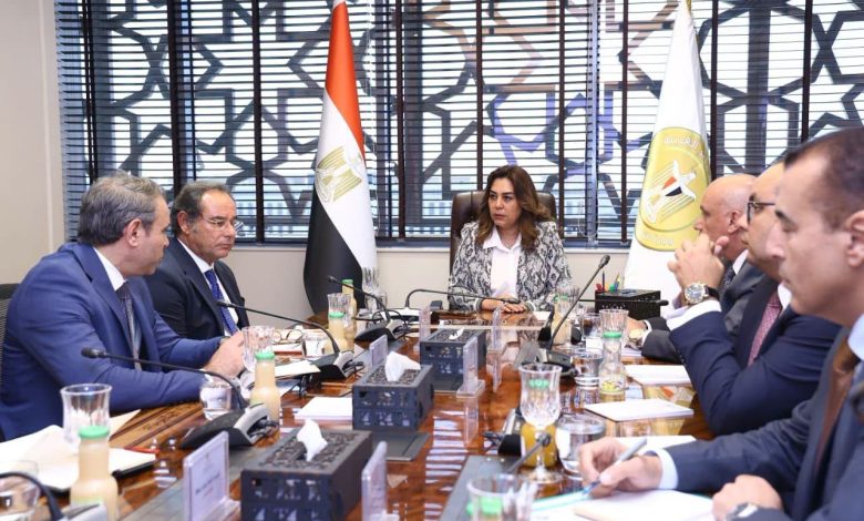 وزيرة التنمية المحلية والبيئة تتابع مع قيادات الوزارة نتائج زيارتها لفرع جهاز شئون البيئة بالقاهرة الكبرى