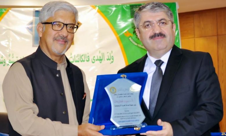 السفير الباكستاني بالقاهرة يكرّم الدكتور سيمور نصيروف تقديرا لجهوده في خدمة الطلاب الباكستانيين