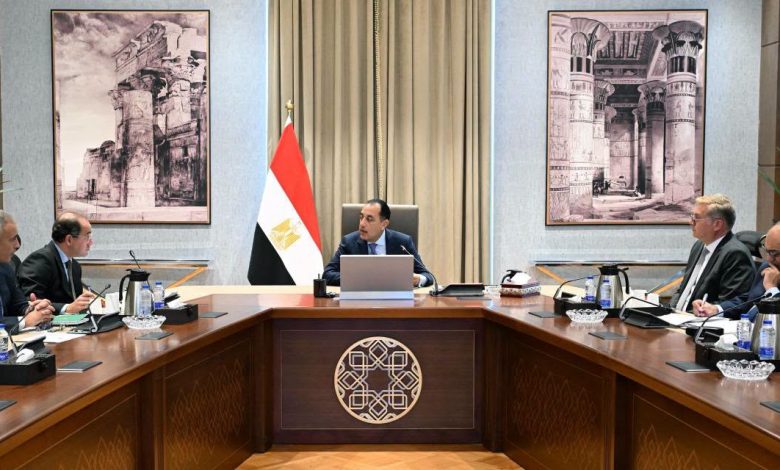 رئيس الوزراء يتابع عدداً من ملفات العمل المشترك بين وزارتي المالية والبترول