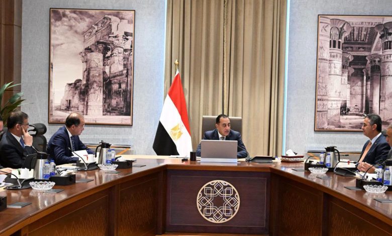 رئيس الوزراء يتابع موقف سداد مستحقات محصول قصب السكر للمزارعين.. ويناقش أسعار توريد السلع الاستراتيجية