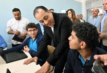 رئيس الوزراء يجري حوارًا مع الطلاب والطالبات.. ويتجول بغرف الإقامة للاطمئنان على جودتها