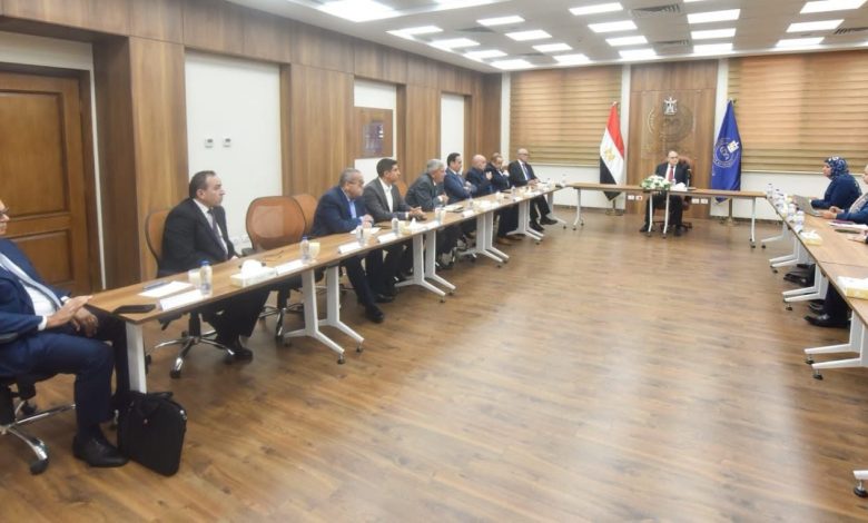 رئيس هيئة الدواء يبحث مع ممثلي غرفة الصناعة سبل تعزيز الاستثمار ودعم صناعة الدواء