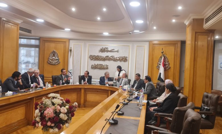 شعبة حماية البيئة بالغرفة التجارية للقاهرة تبحث مع وزارة العمل و«التأمينات» معوقات عمل الشركات