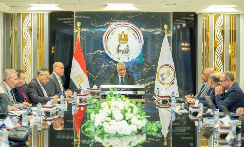 وزير الإنتاج الحربي يتابع الموقف التنفيذي لمشروعات حياة كريمة.. ويوجّه بالعمل على سرعة الانتهاء منها وفقًا لأعلى المعايير