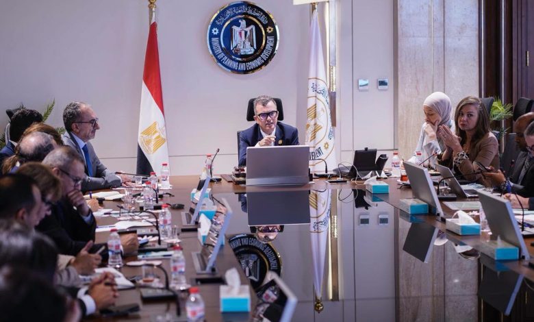 وزير التخطيط يستعرض التطورات الاقتصادية وملامح البرنامج الوطني للتحول الاقتصادي مع مؤسسات التمويل ووكالات التصنيف الدولية