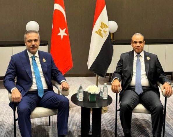 وزير الخارجية يلتقي نظيره التركي خلال مشاركته في اجتماعات منظمة التعاون الإسلامي في بغداد