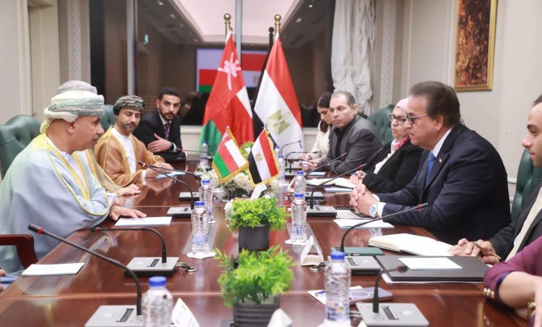 وزير الصحة يلتقي نظيره العُماني لبحث تعزيز التعاون المشترك في المجالات الصحية
