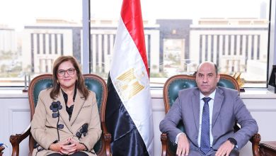 وزير العمل يلتقي رئيس الجامعة الأمريكية بالقاهرة للتعاون في تدريبهم وتوظيفهم.. بحضور د. هالة السعيد