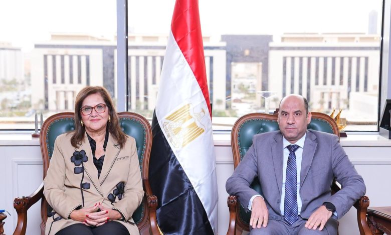 وزير العمل يلتقي رئيس الجامعة الأمريكية بالقاهرة للتعاون في تدريبهم وتوظيفهم.. بحضور د. هالة السعيد