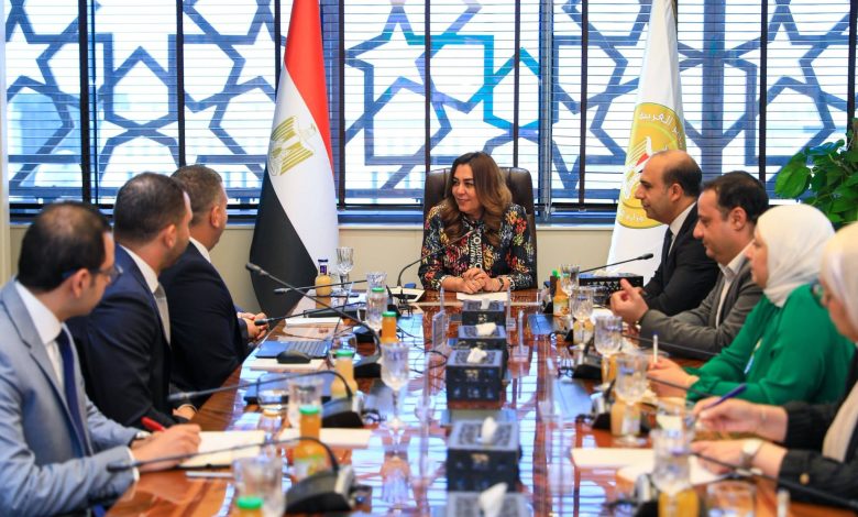 وزيرة التنمية المحلية والبيئة تبحث مع إحدى شركات القطاع الخاص أحدث الحلول والتطبيقات الرقمية لدعم تنفيذ المنظومة